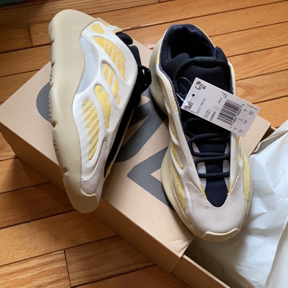 Yeezy 700 V3 - Picture 4 of 5